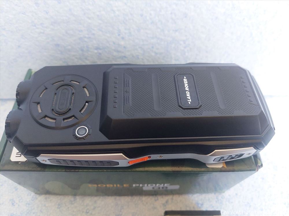 Land rover Q6 mobilni telefon